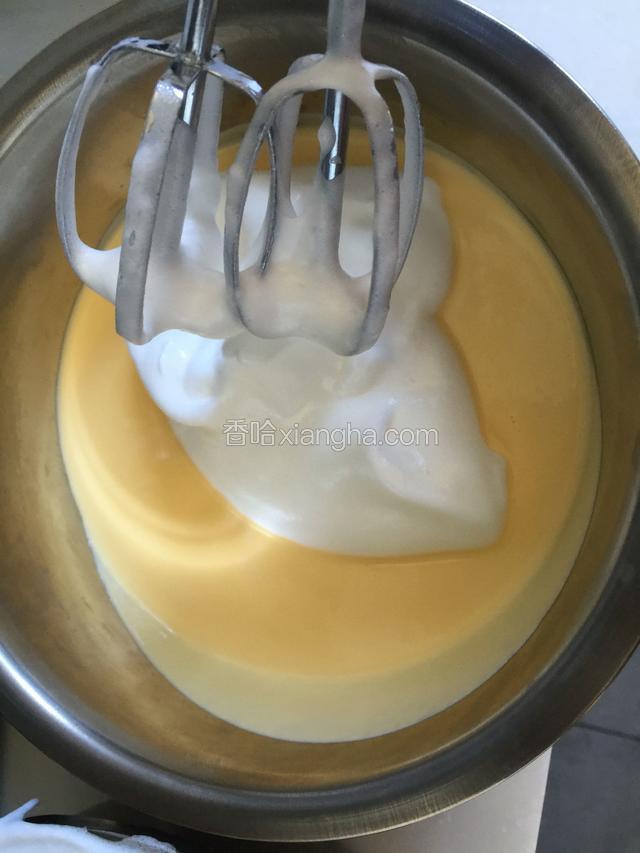 先取1/3蛋白加入蛋黄糊中搅拌均匀，不能划圈搅拌，要像炒菜一样翻拌，然后重新倒回蛋白中翻拌均匀。