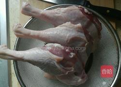 胡萝卜红烧鸭腿的做法图解1