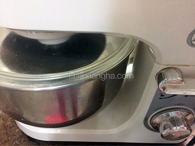 先用一档慢速和面一分钟再转三档快速和面，直到机器自动停止。（共15分钟）