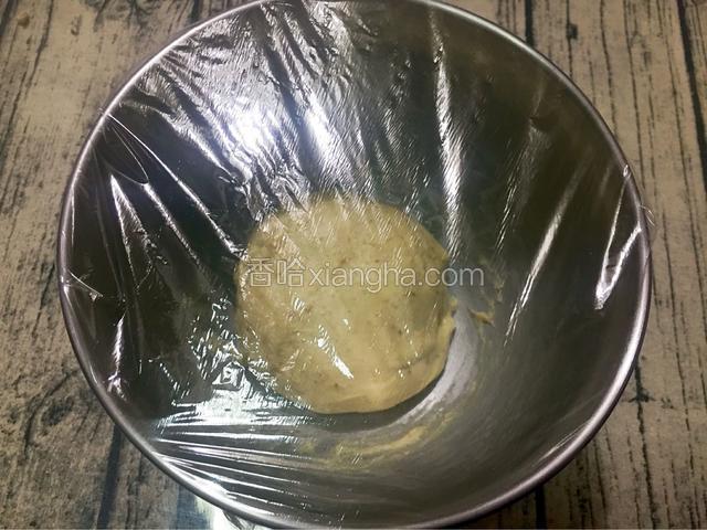 盖保鲜膜放在温暖处发酵至2倍大小