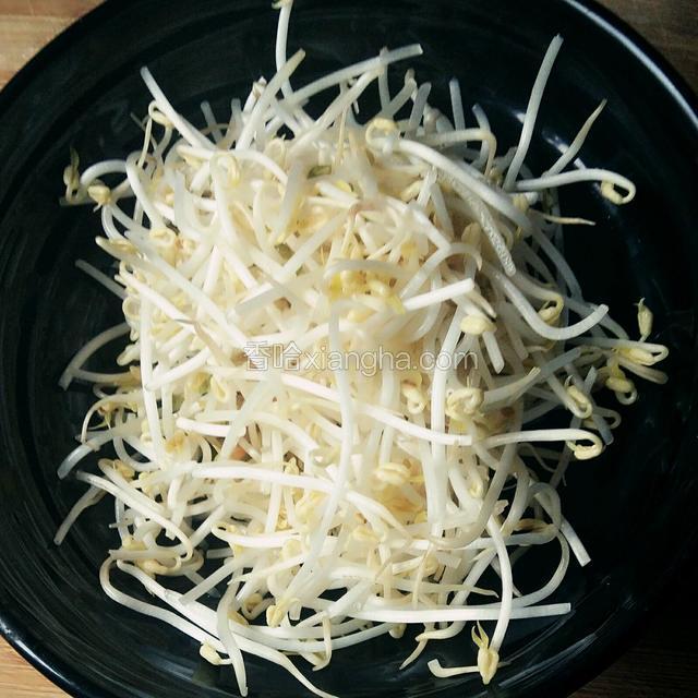 绿豆芽洗干净控干水，待用