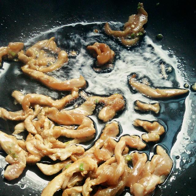 锅内油热，放进肉丝翻散炒匀