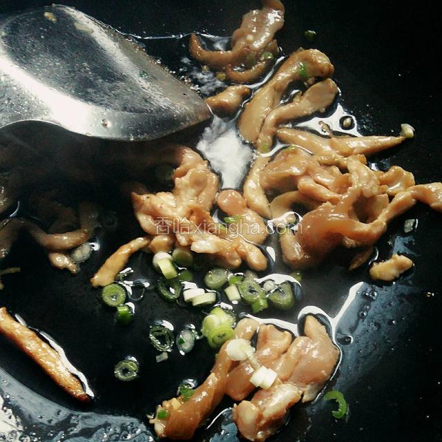 放进葱花儿，连同肉丝一起翻炒至肉色变白