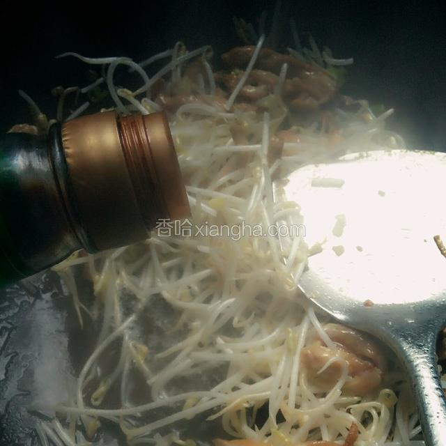 翻炒过程中，加入盐、生抽，翻炒均匀
