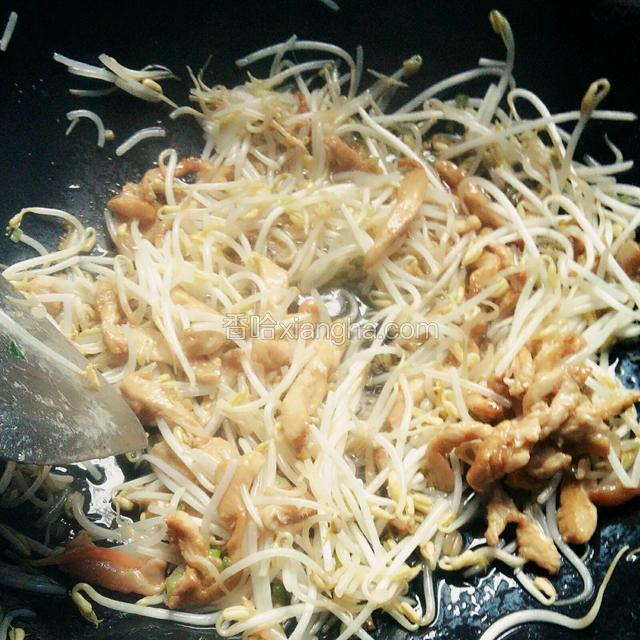 炒熟以后，加入味精，翻匀即可。