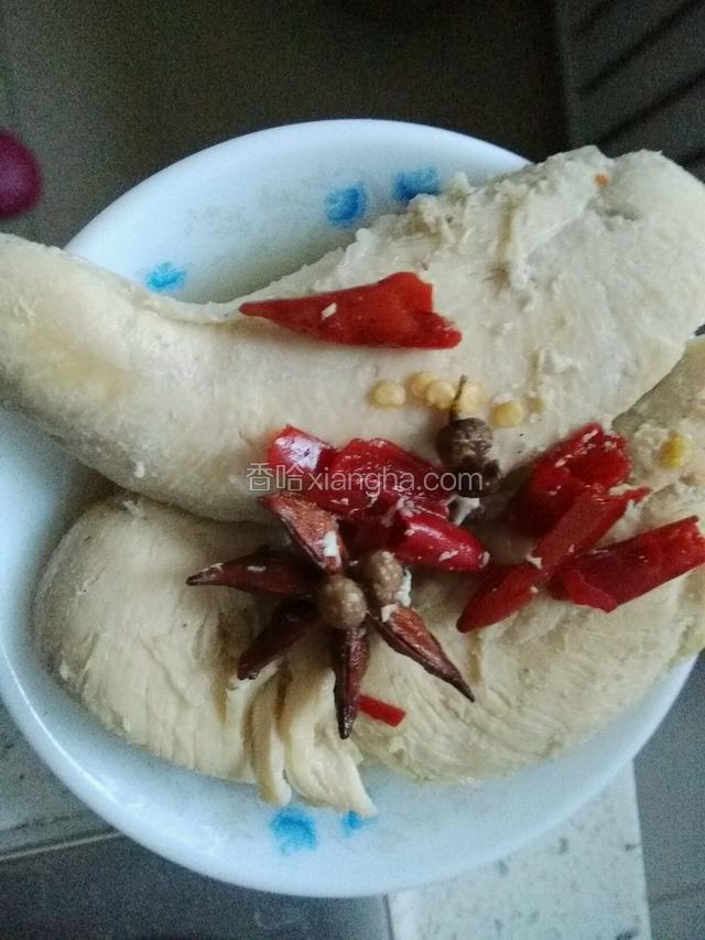 焯水后滴小鸡胸静置晾凉；