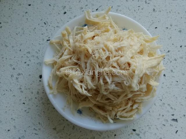 顺纹路将鸡胸手撕成鸡丝，可以放适量香油，熟黑芝麻拌匀；