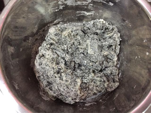 酵母水、温水与面粉搅拌成絮状。