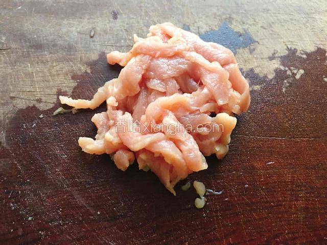 瘦猪肉切丝。