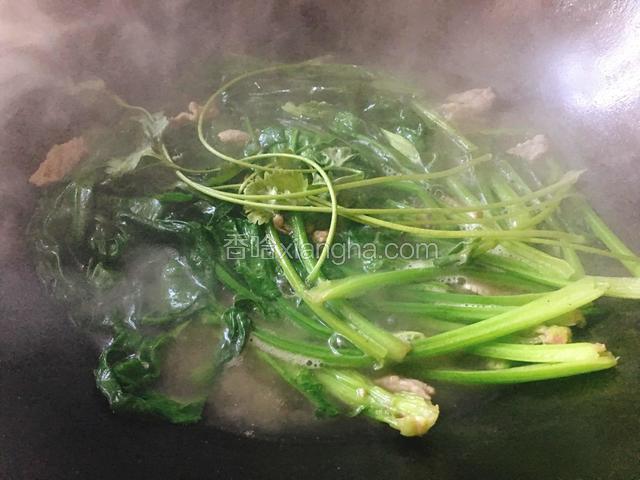 最后关火放入两根香菜（这两个步骤快一些，水开后烧十几秒钟就可以关火起锅啦）