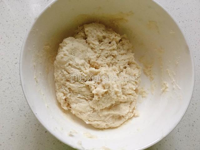 先牛奶倒入碗中把酵母化开，再放入高筋面粉和白糖用刮刀拌匀即可。
