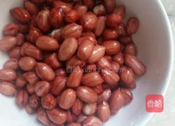 西芹拌花生的做法图解1