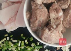 酸菜炖排骨的做法图解1