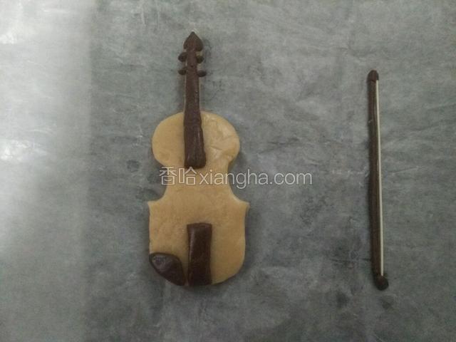 先在纸上画出小提琴，然后刻出提琴，先别上琴弦，避免烤糊，烤好再上～