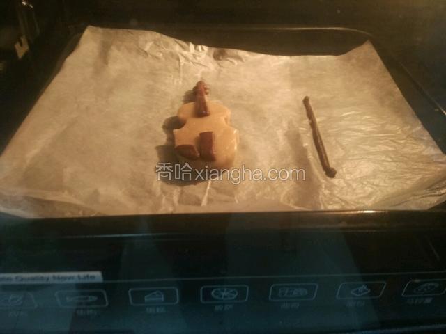160度烤15分钟，但是琴弓很细，烤个4,5分钟就先拿出来，提琴继续烤～