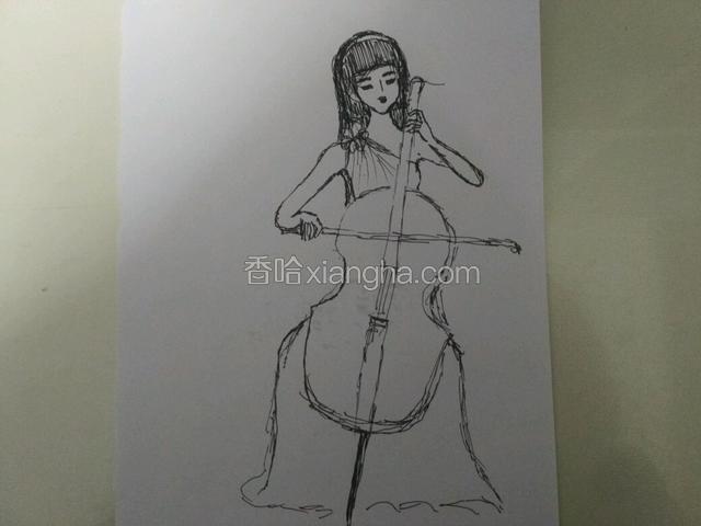 再画个人物草图～我是先烤的琴，后来又想做个大提琴的拼盘～