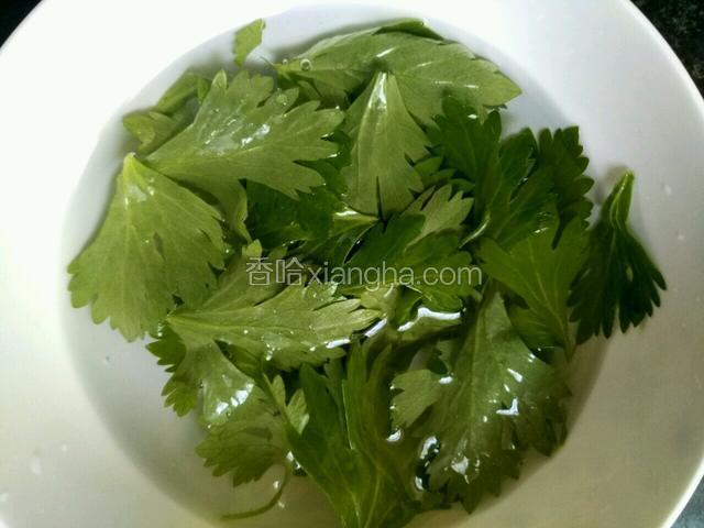 芹菜叶清洗干净～