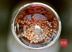 凉拌芹菜花生米胡萝卜的做法图解1