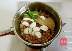 凉拌芹菜花生米胡萝卜的做法图解2