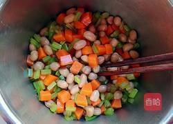 凉拌芹菜花生米胡萝卜的做法图解7