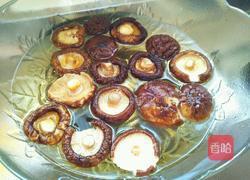 香菇炖鸡汤的做法图解1