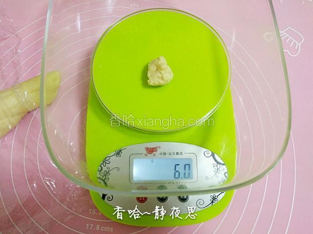 松弛好的面团分割称重，揪6克一个搓成圆形