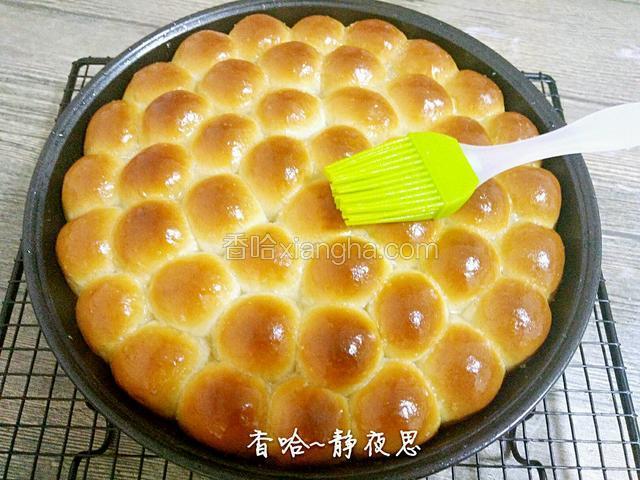 烤好取出刷上准备好的糖水