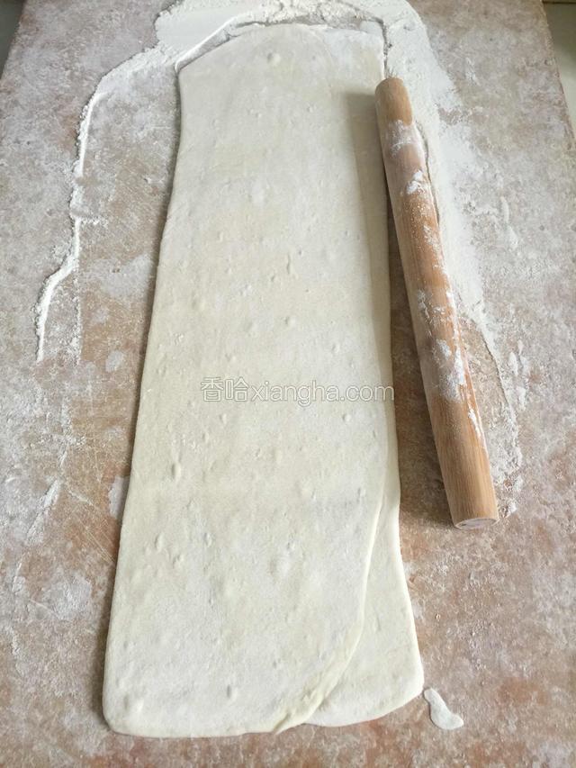 旋转90度继续擀成长方形面皮。