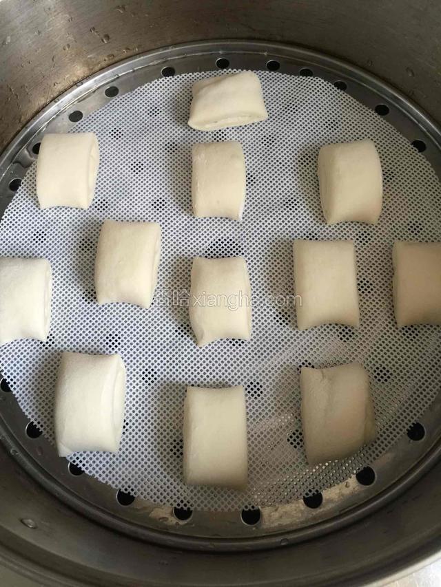 放进蒸锅里二次发酵。