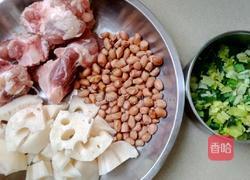 猪骨莲藕花生汤的做法图解1