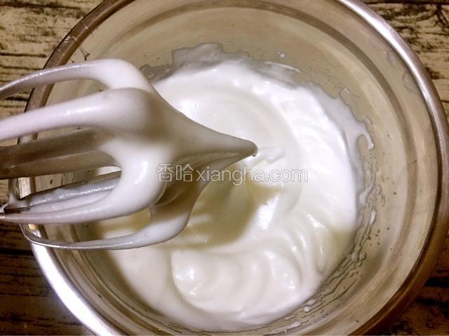 打至湿性发泡，提起打蛋器有大弯勾就可以了，即为蛋白霜