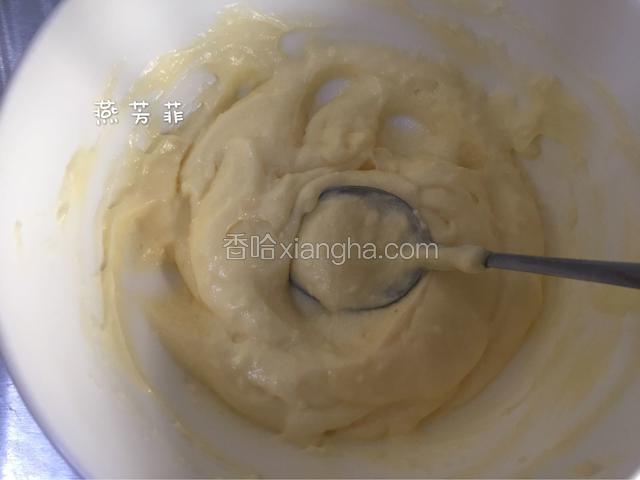 把碗放在温水盆中软化用蛋抽打顺滑。