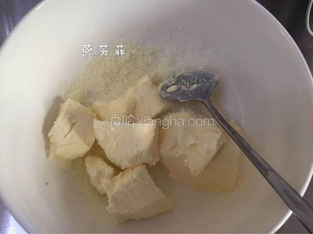 乳酪馅制作。
另取一个碗，放入奶酪芝士、细砂糖、酸奶。