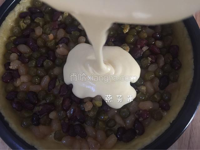 倒入奶酪糊，把表面弄平整。