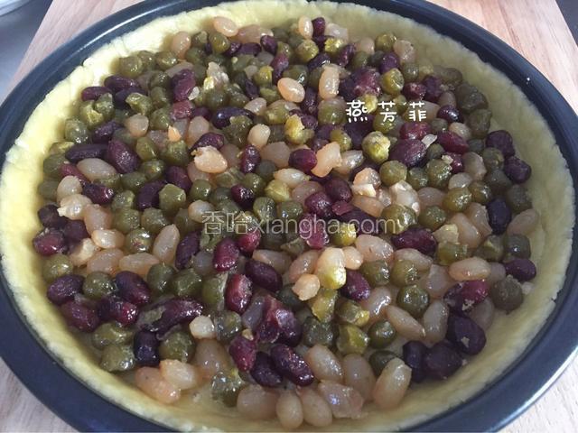 均匀地铺上蜜豆。