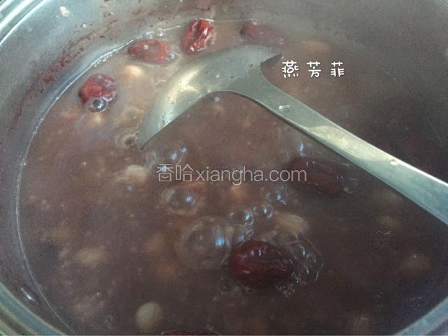 这时候不停地搅拌锅里的粥。怕糊锅了。
再煮20分钟的时候放红枣煮开15分钟。