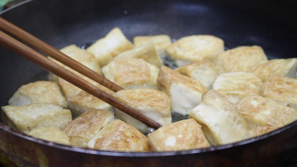 晃动锅子，让豆腐翻身