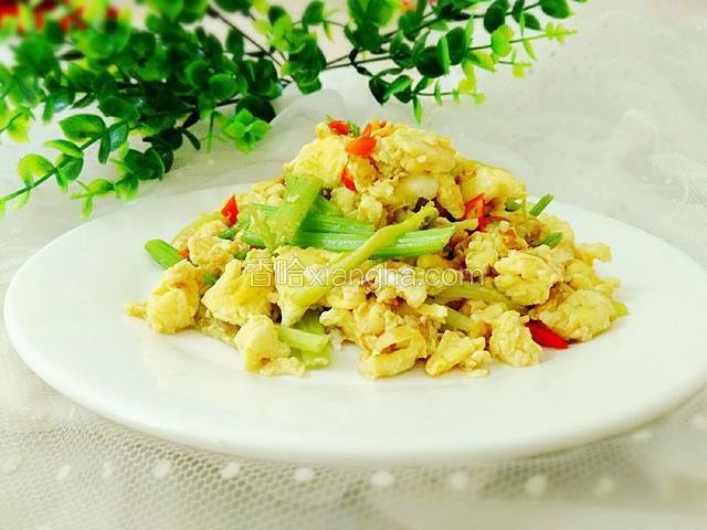 芹菜尖椒炒蛋