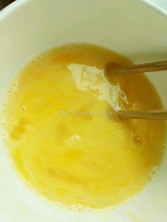 准备两个鸡蛋打散。