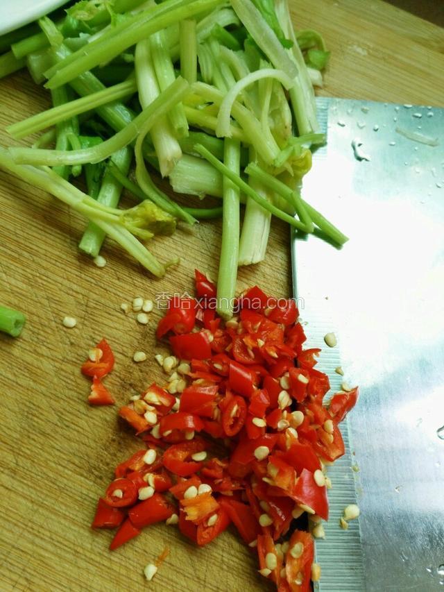 准备尖椒切碎，芹菜切段。