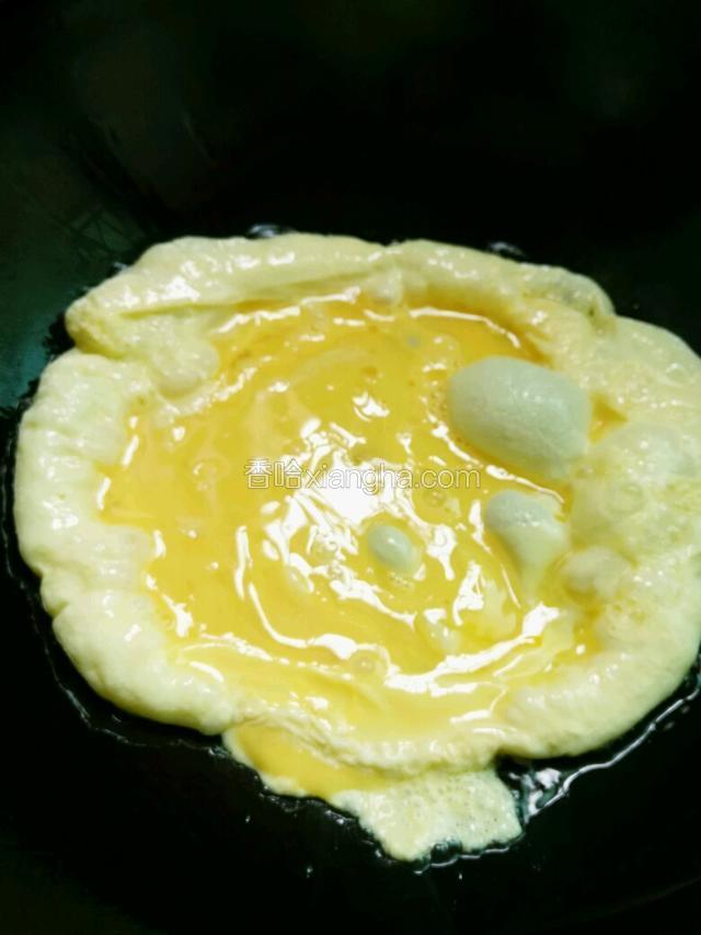 倒入鸡蛋液煎至成型。