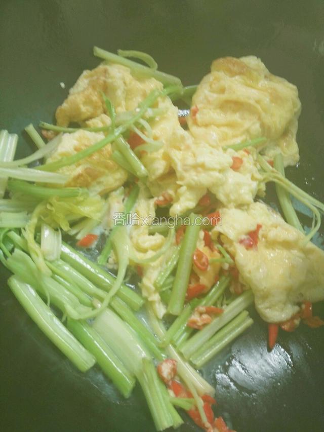 放入芹菜和辣椒翻炒。