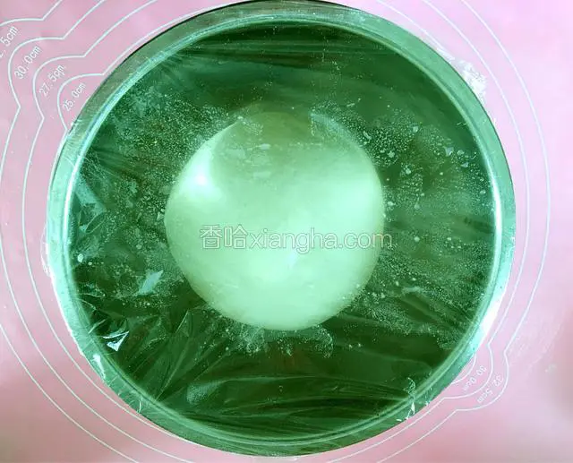 然后用手和成光滑的面团盖上保鲜膜醒发