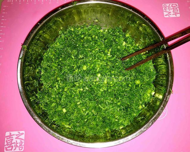 把茴香苗切碎，用芝麻油拌一下以防出水