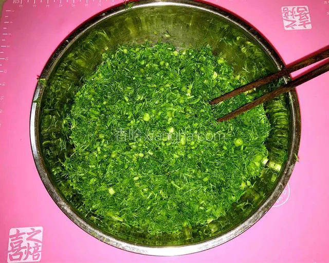把茴香苗切碎，用芝麻油拌一下以防出水
