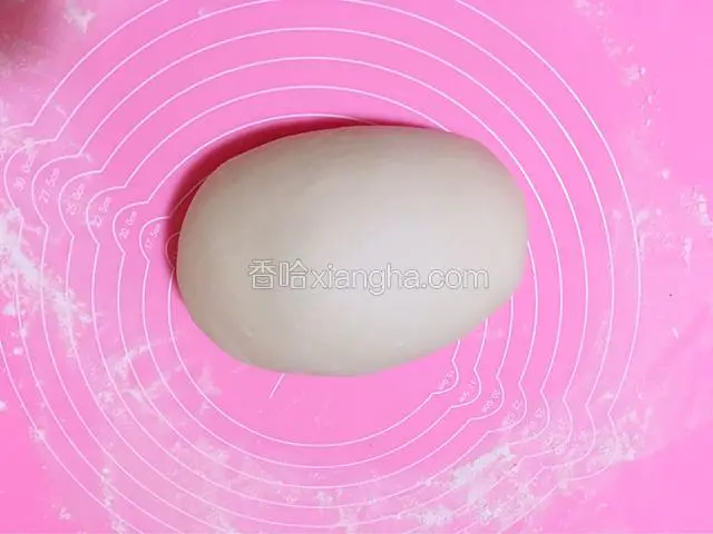 面醒好了，揉成光滑的面团，揉时间越长面团越光滑，包的饺子越好吃好看