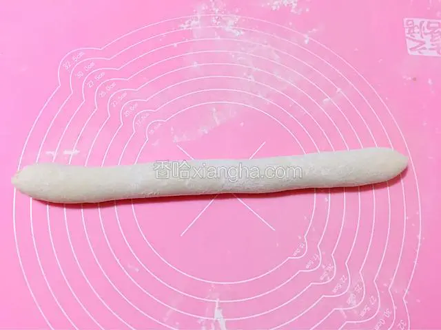 取一部分面团，揉成长的圆条