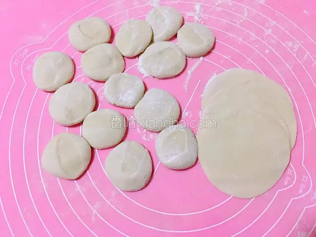 把剂子按扁，擀成中间厚周边薄的饺子皮