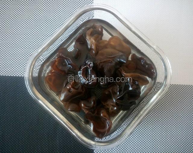 将黑木耳放入温水中泡发，搓洗干净。