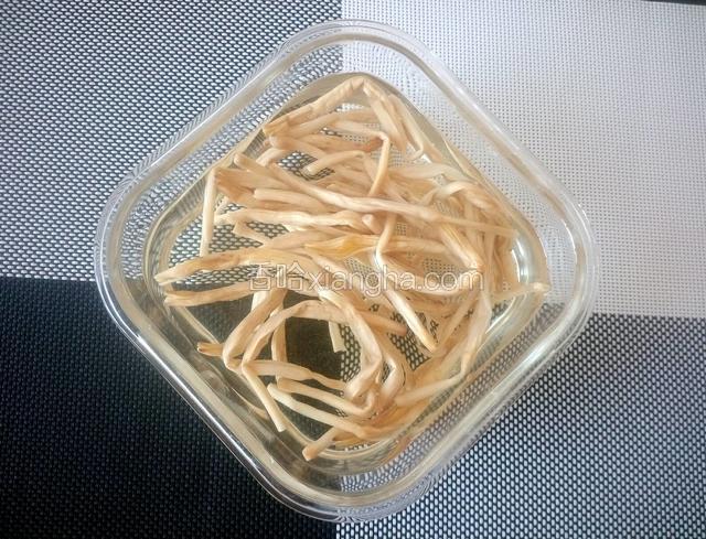 黄花菜用温水泡透。